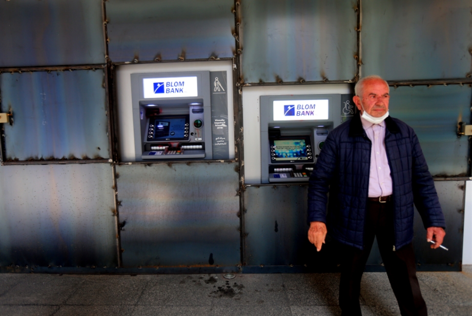 تبيع المصارف الشيكات بـ36% من قيمتها للحصول على دولار نقدي (هيثم الموسوي)