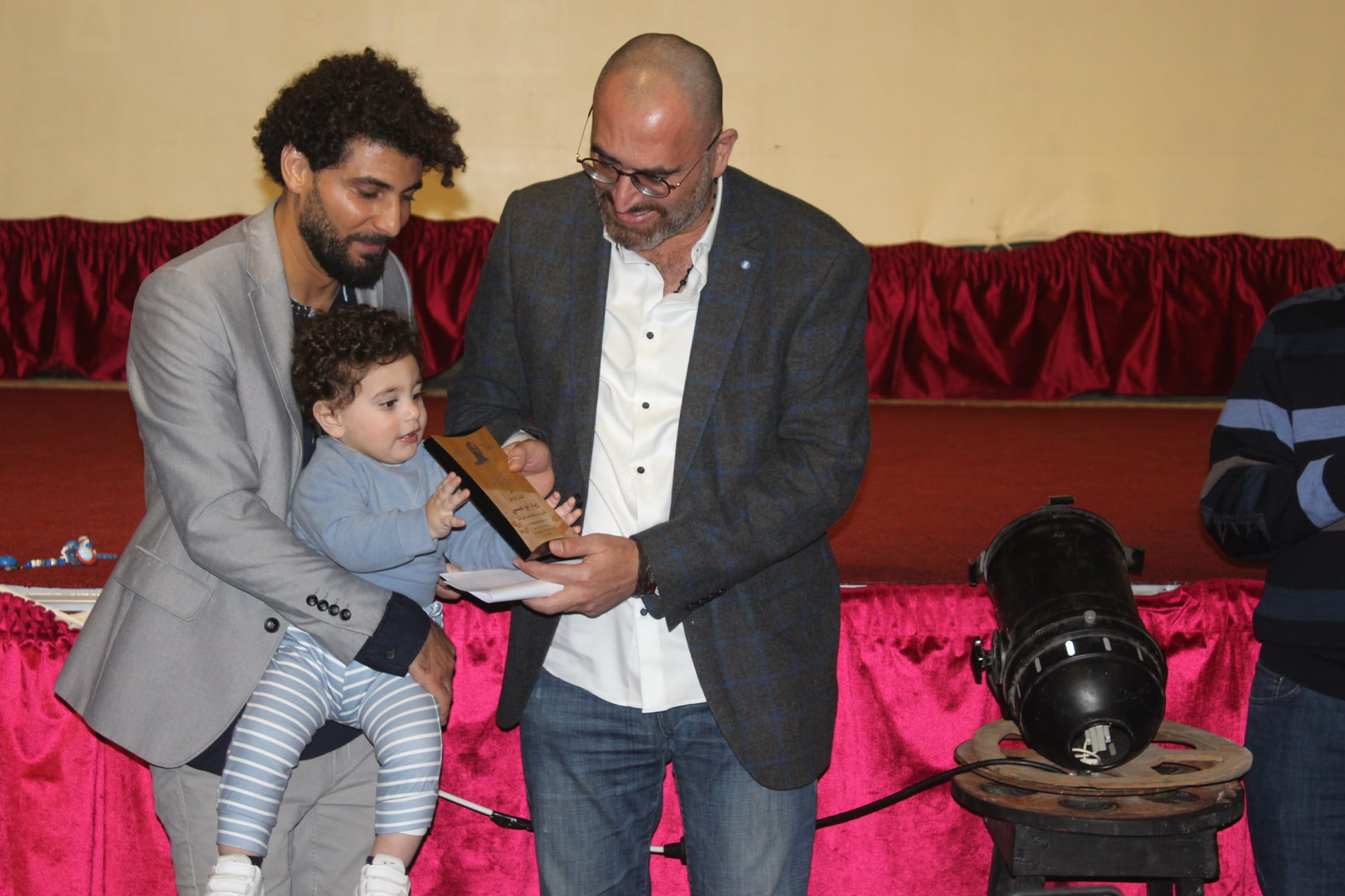 إسطنبولي مكرماً زياد أبو عبسي ورضوان حمزة