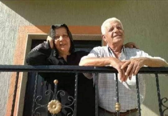 المواطن ابراهيم العبد مع زوجته