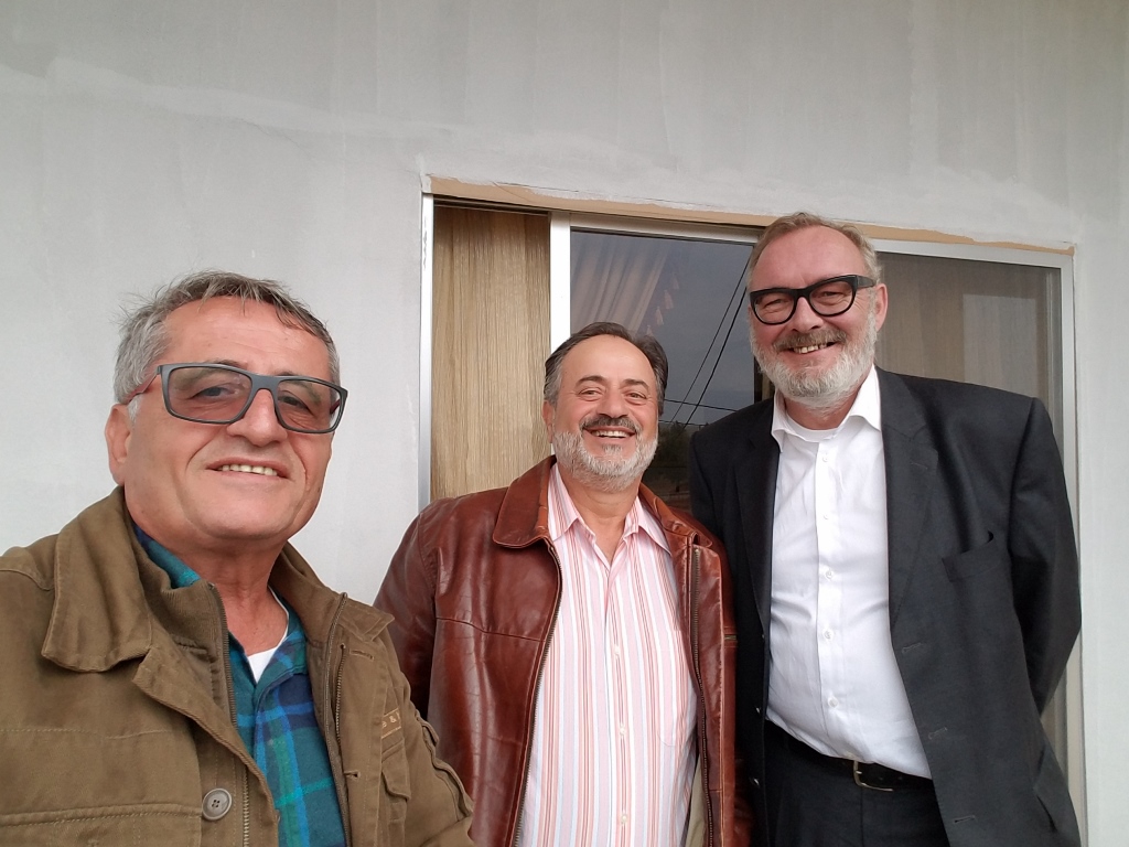 محمود عبدالله وأسعد رشيدي مع السفير البلجيكي هيبرت كورمان خلال زيارته الخيام والمنطقة 