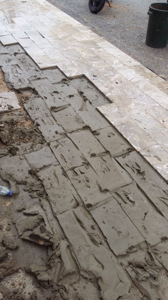 نزولاً عند رغبة رئيس البلدية، تم نزع البلاط، لكن عاد المخالفون والتفوا على الريّس بصب مسطبة باطون في المكان..  وانتهى الأمر!