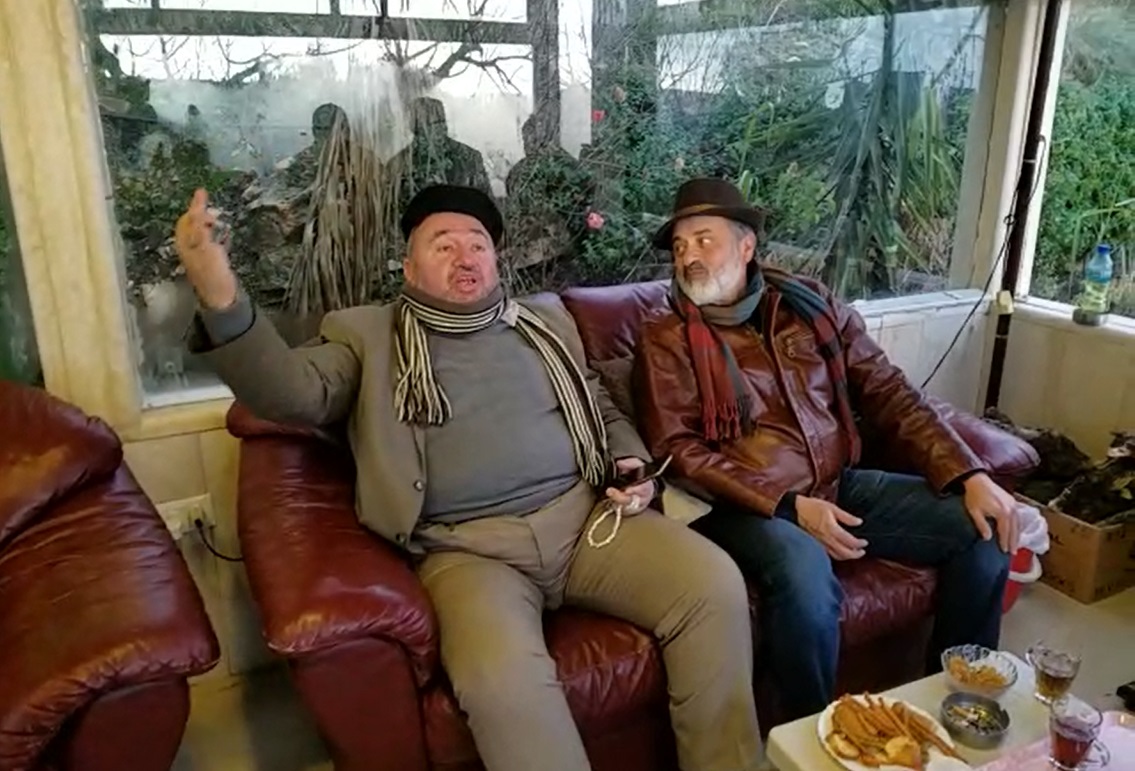 الناشطان محمود عبدالله والحاج أحمد مالك عبدالله خلال اللقاء البلدي الحواري الذي أقامه اليوم موقع خيام دوت كوم