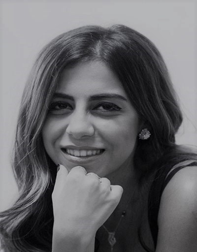 منال التيماني وحيدة والديها المطلّقين، ربّتها أمّها بالتعب والفقر