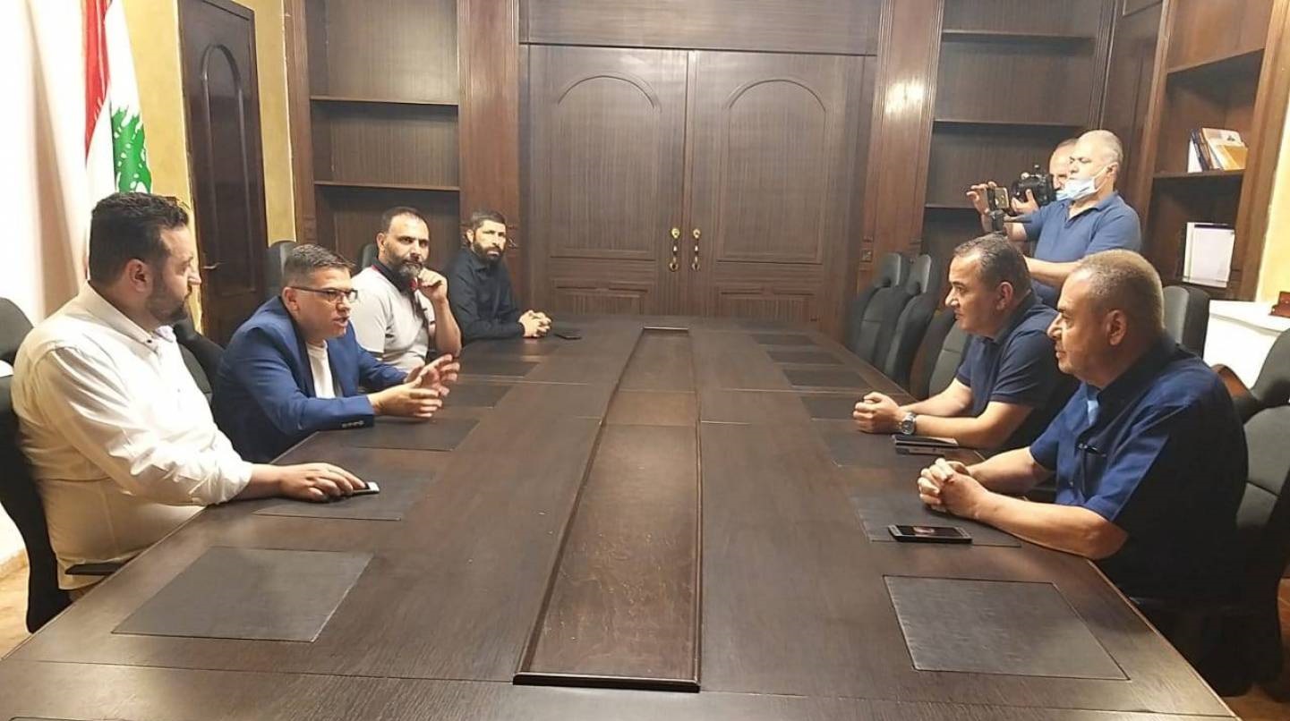 لقاء بين أمل والشيوعي بحث معالجة الاعتداء على مخرج جريدة ١٧ تشرين بشير أبوزيد