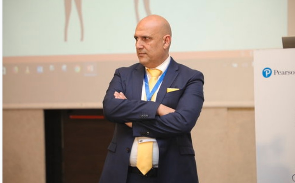 الكاتب شادي مشنتف، أستاذ علم الاجتماع