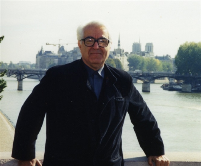 الأب يواكيم مبارك المتخصّص في العلوم الإسلاميّة والعربيّة والنهضوية والمدافع عن فلسطين - في باريس أواسط الثمانيات