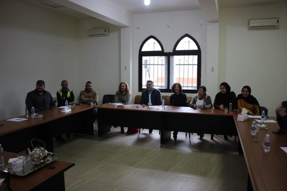 من اجتماعات خلية الأزمة: لا تباعد اجتماعي ولا كمامات