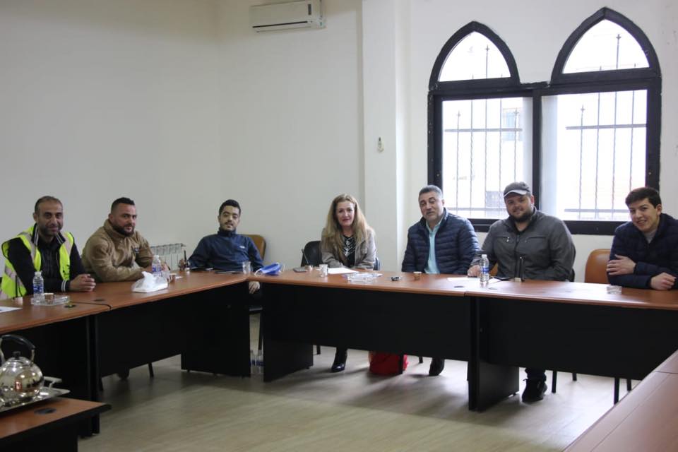 من اجتماعات خلية الأزمة: لا تباعد اجتماعي ولا كمامات