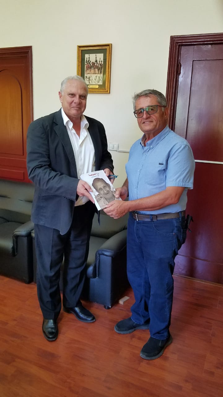 قائمقام مرجعيون الاستاذ وسام حايك يقدّم نسخة من كتابه «نهفات مغدوشية» للمهندس أسعد رشيدي