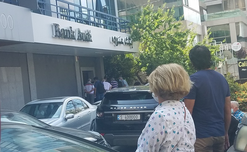 زحمة على أبواب فرع بنك عوده في النبطية