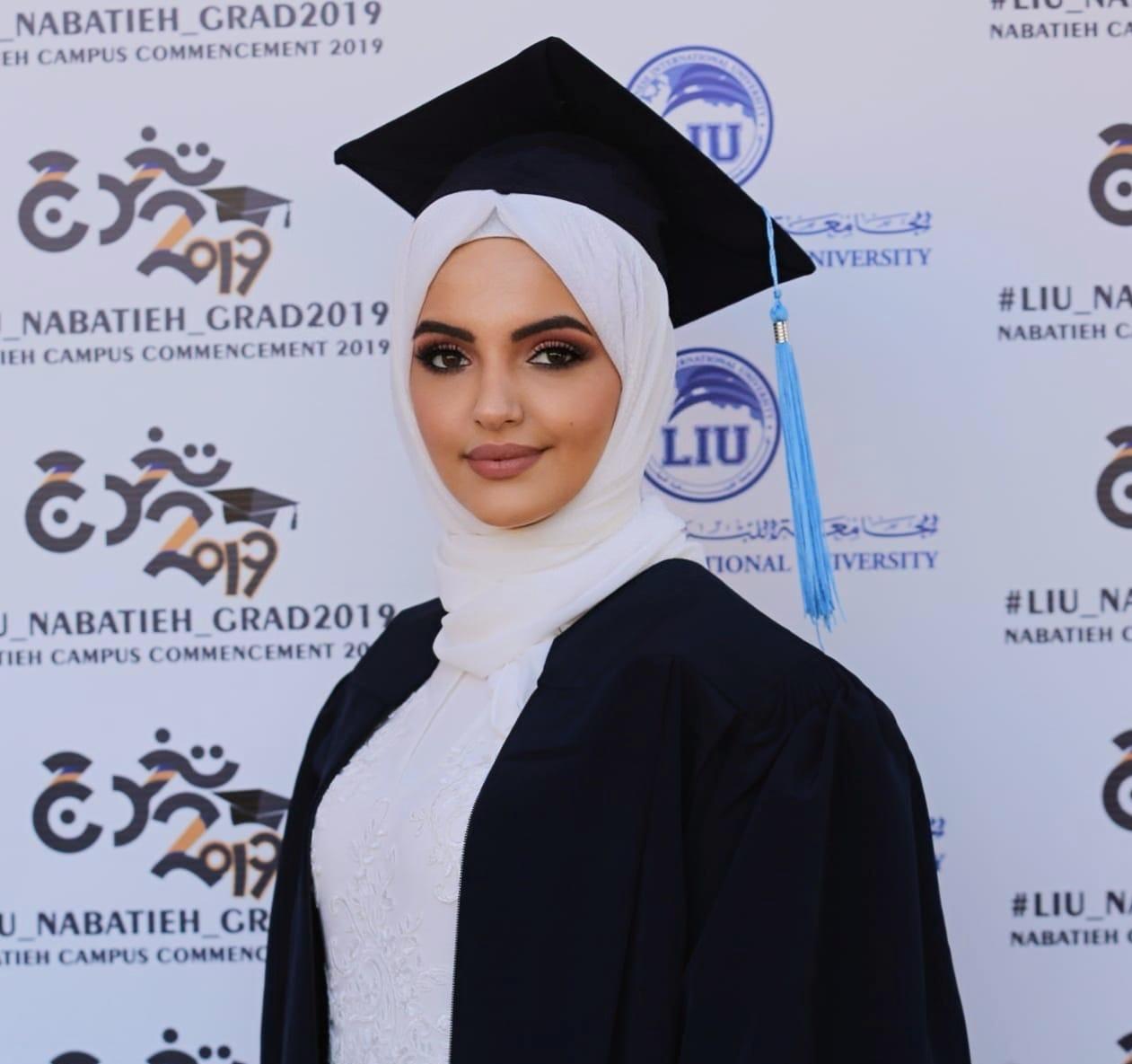 الطالبة آيـــة محـمـد سـلـمـان زوجة الرقيب في امن الدولة عـلـي حـمـــزة