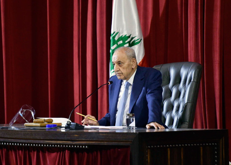 ما زال رئيس مجلس النواب نبيه بري يطوّل حبل المشاورات الى آخره، ويعطي لمهمته مجالاًما زال رئيس مجلس النواب يطوّل حبل المشاورات الى آخره، ويعطي لمهمته مجالاً، لعلّ الاشتباك يتوقف، وتتعطّل معه لغة الشروط وتتعطّل معه لغة الشروط