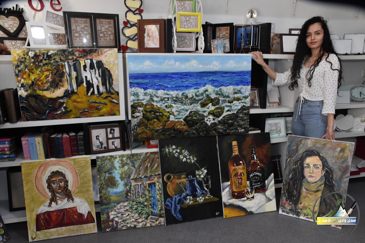 الفنانة ابو دهن امام بعض اعمالها