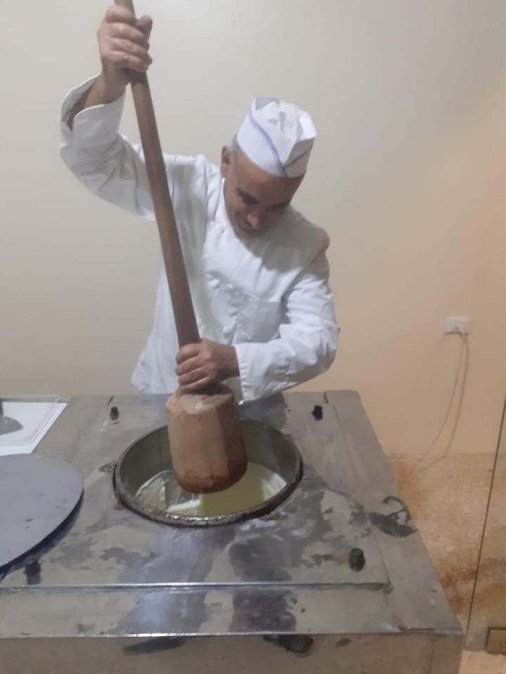 محمد عقل شرف ابن بلدة مشغرة.. إمتهن هذه المصلحة منذ عدة سنوات وبطريقة إحترافية ومواد طبيعية