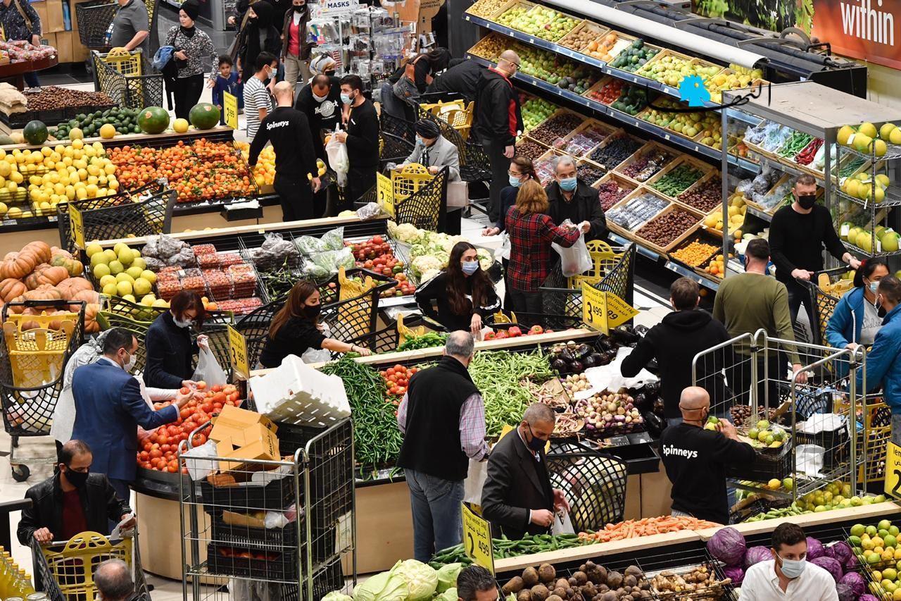 التهافت على السوبرماركت أمس (نبيل اسماعيل)