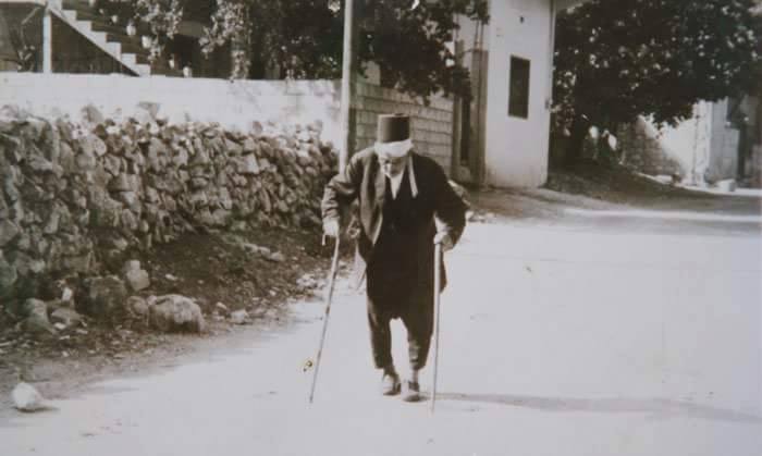 صورة المرحوم صالح عبود في سنواته الأخيرة، أُخذت له مقابل مكان البيت الذي بني لاحقاً للأستاذ علي عبد الحسين حيدر