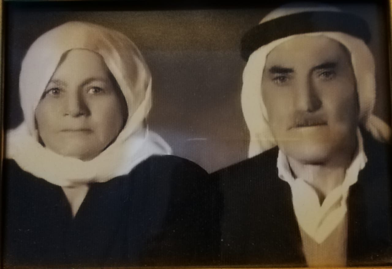 الحاج علي موسى خريس وكان مجبرا بارعا حيث كان يثبت الكسور بواسطة لوحين خشبيين ويربطهما بواسطة قطعة قماش تجهزها له زوجته من الخام الذي تأتي به من شوالات الطحين