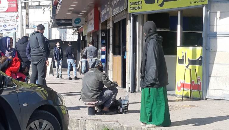 أفقر الفقراء يحومون حول محلات الصرافة