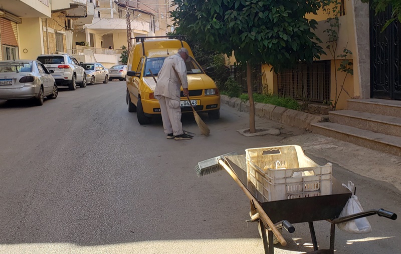 عامل في بلدية الخيام اثناء عمله اليوم الاثنين