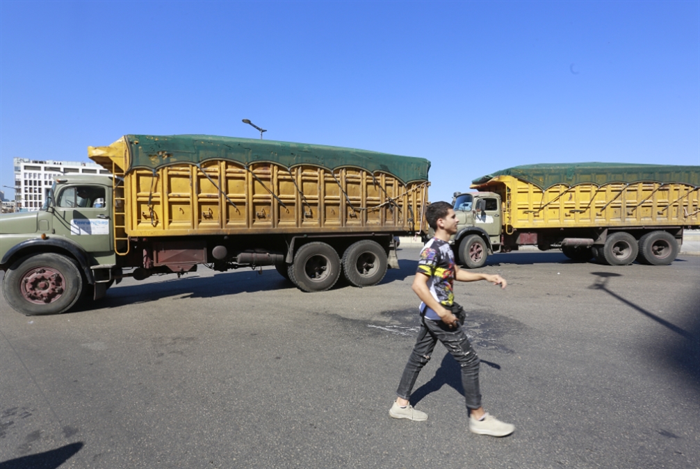 شاحنات تقطع الطرقات في بيروت احتجاجاً على رفع سعر البنزين أمس (مروان بو حيدر)