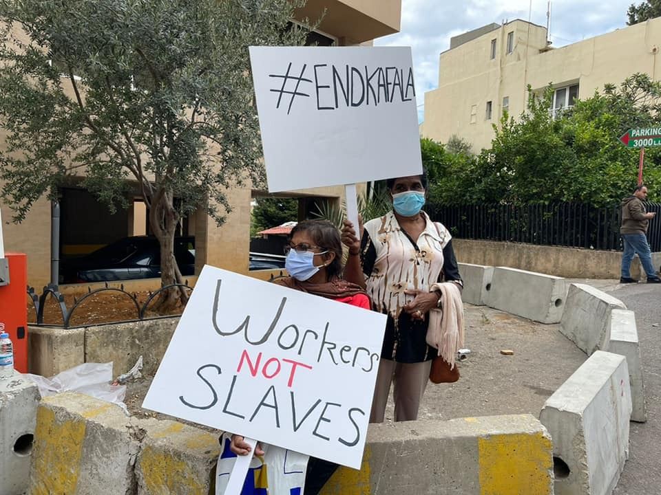وقفة رمزية أمس للتضامن ضد إلغاء نظام الكفالة 