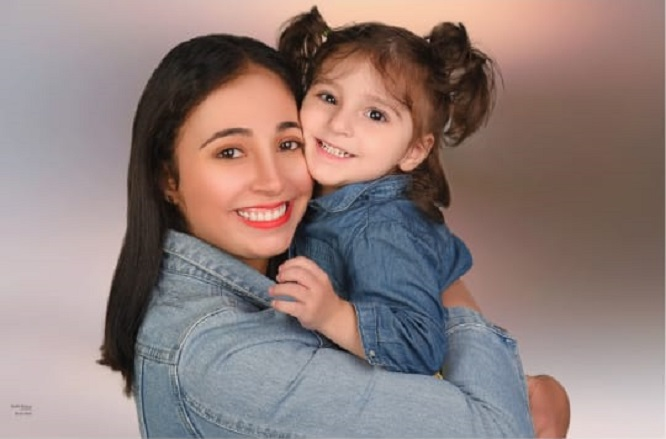 الكاتبة يمنى زلغوط (زوجة الدكتور علي مهنا - من الخيام) وابنتها سيلينا