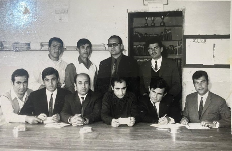 اللجنة التأسيسية للمكتبة العامة، من اليسار وقوفا عدنان عطوي، علي عبود، هاني شعيب (الذي استحصل على العلم والخبر للمكتبة) وحسين خريس ومن اليمين جلوسا رياض قنصور، أبو مروان حسين ضاوي، الشاعر حسن عبدالله، هاني خريش (صديق هاني شعيب)، حسن حميد وحسن غريب