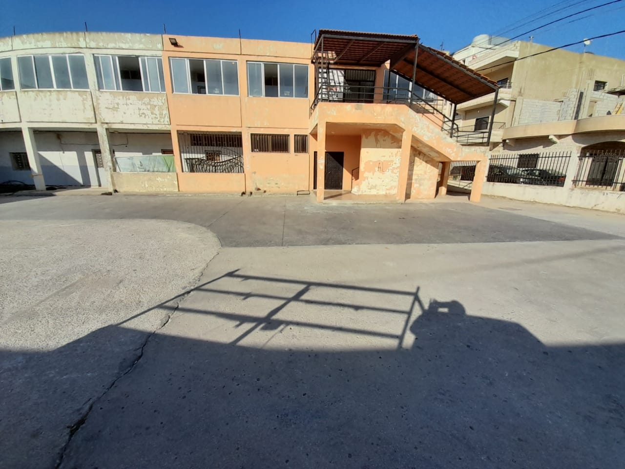 باطون مطبّع على حساب المشتركين.. سيعلوه خيمة حديدية وشوادر للتنفيعات الخاصة