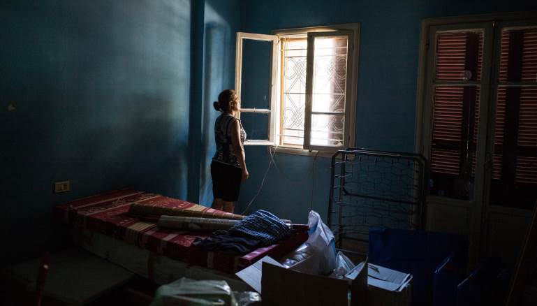 عرضت الكثير من ربّات المنازل على مواقع التواصل استعدادهن للعمل في الخدمة المنزليّة