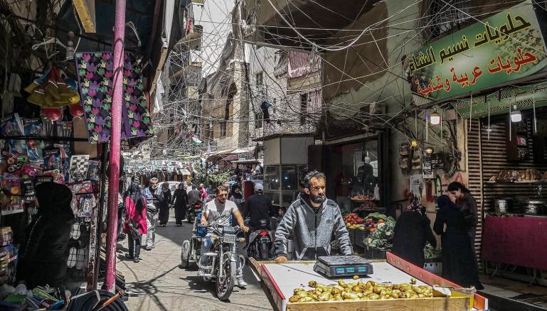 63% من اللاجئين الفلسطينيين تتراوح أعمارهم بين 19 و35 سنة وورثوا عيشة المخيّم (Getty)