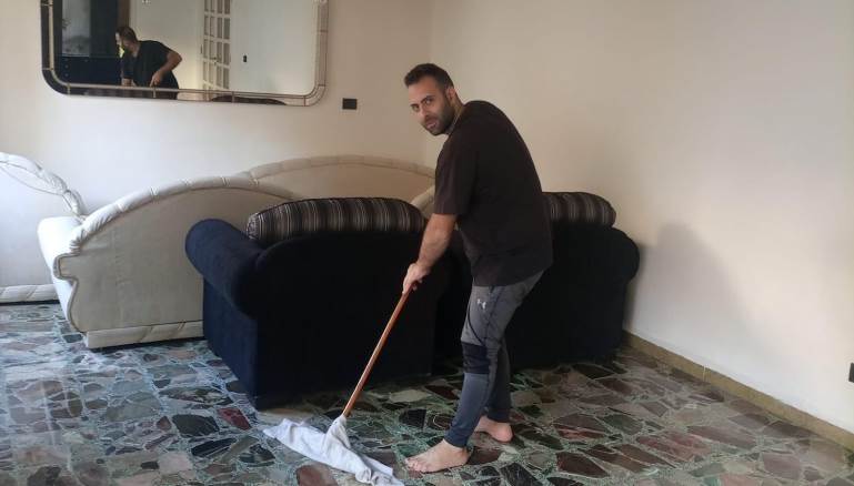 وقال رجل لعامل منزلي: ستسعد بك زوجتك كثيراً وستتبادلون الأدوار (المدن)