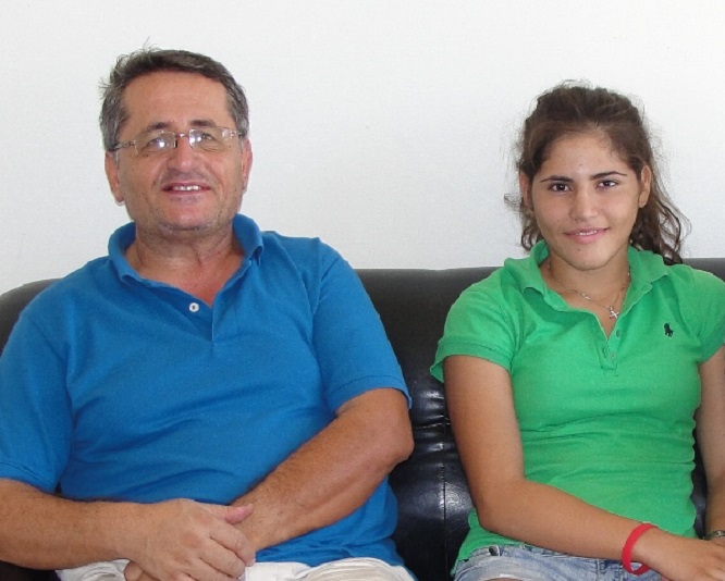 البطلة ليا فرحات في الخيام إلى جانب المهندس أسعد رشيدي (من الأرشيف)