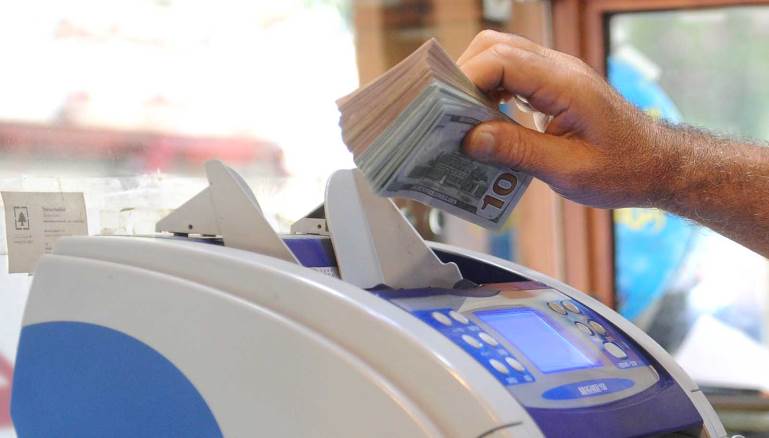 يعود تاريخ ربط العملة بنحو 1500 ليرة للدولار إلى عام 1997 (مصطفى جمال الدين)