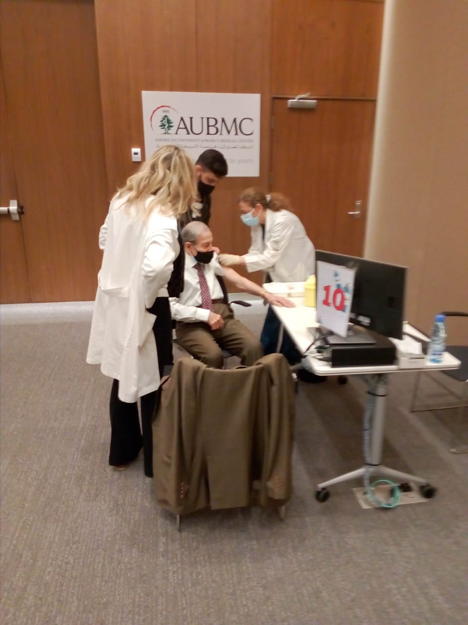 النائب انور الخليل يتلقى الجرعة الثانية من اللقاح