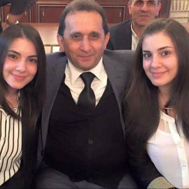 الإعلامي نبيل هيثم متوسطاً كريمتيه