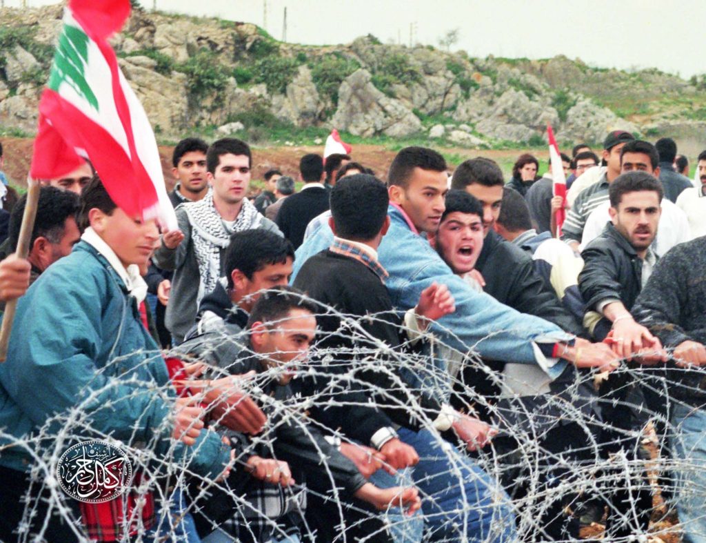 صورة تحرير أرنون التي تصدرت الصحف والمجلات العالمية في 26 شباط 1999