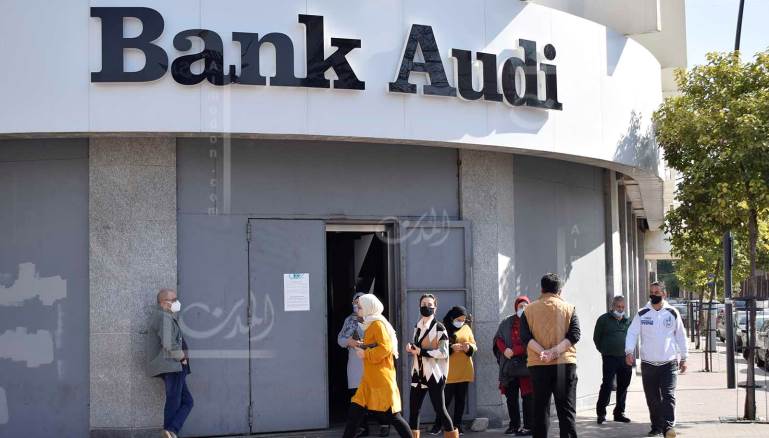 تميل كفّة الصراع لصالح المصارف القادرة على تأمين سيولة دولارية (علي لمع)