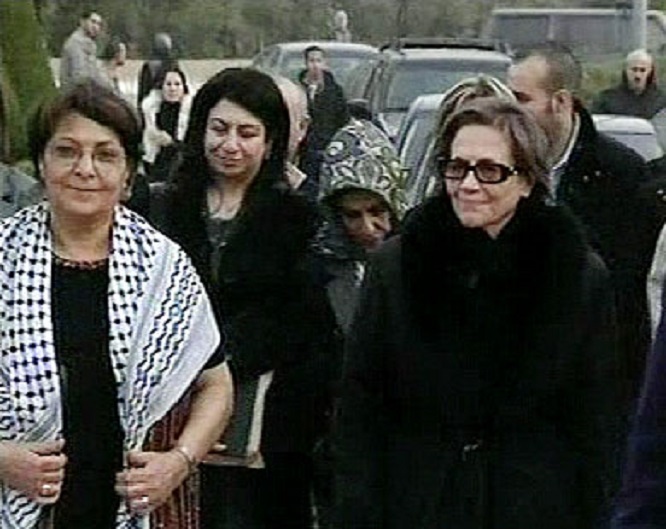 المناضلة جميلة بو حيرد مع القيادية ليلى خالد في زيارة لسجن الخيام في جنوب لبنان