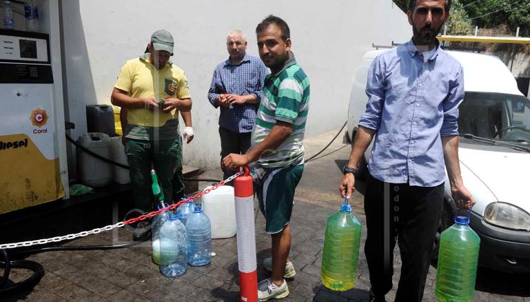 تمتنع بعض المحطات عن تعبئة الغالونات (مصطفى جمال الدين)