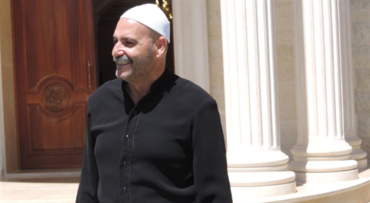 فاضل أبو دياب، أحد أفراد الجيل الرابع من البنّائين، باكراً تعلّم المهنة مع شقيقه وسيم على يد جده وعمه