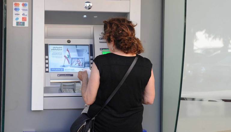 ثلاثة مصارف تُعتَبَر من كبريات المصارف في لبنان تعرض شراء الدولار (مصطفى جمال الدين)