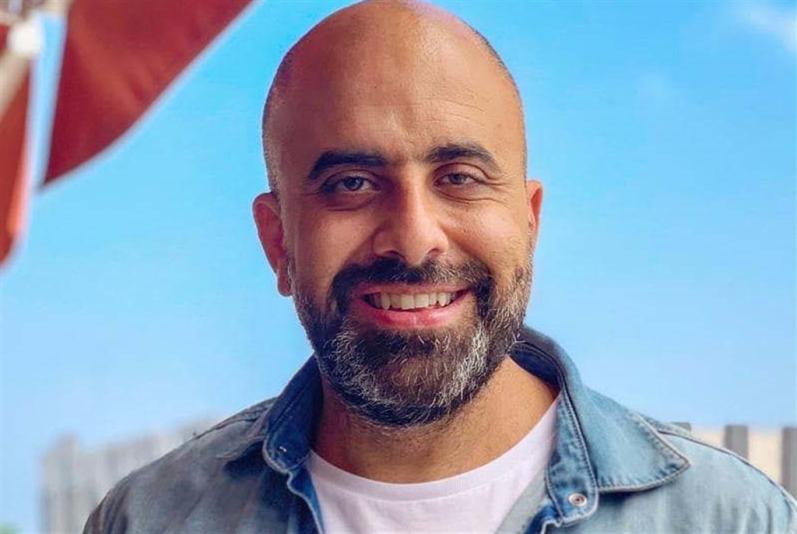 ينشغل بتقديم الفقرات الكوميدية خلال الحفلات الغنائية في الخليج