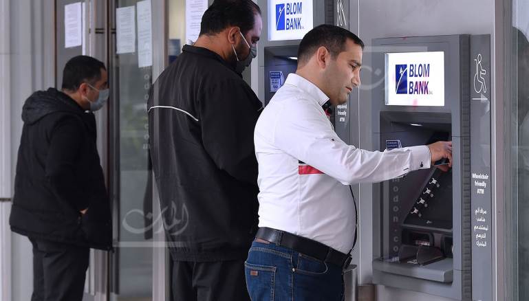 توقف عدد من المصارف اليوم عن سداد الودائع الدولارية وفق سعر صرف 3900 ليرة (عباس سلمان)