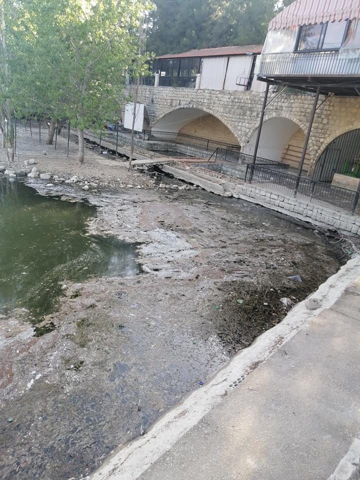 تلوث نبع الدردارة هو نتيجة لما يعاني منه هذا المعلم من إهمال و أفعال غير مدروسة إستمرت على مدى حقبات من الزمن ما أدى إلى الإضرار ببيئته ووظيفته الأصلية