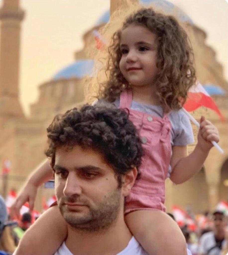 صورة أرشيفية للطفلة الشهيدة الكسندرا مع والدها #بول نجار في ساحة انتفاضة 17 تشرين.