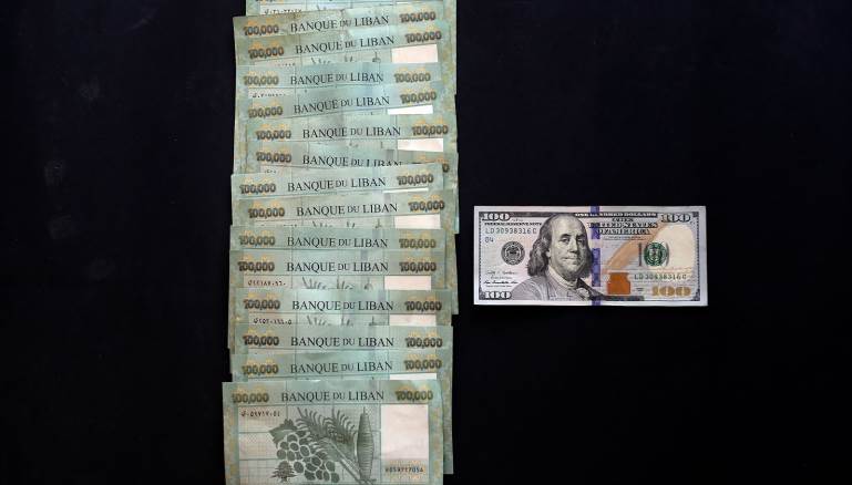 ما الذي يمكن أن نتوقعه من أجواء الفوضى واللاثقة سوى مزيد من الانهيار الاقتصادي والنقدي؟ (Getty)