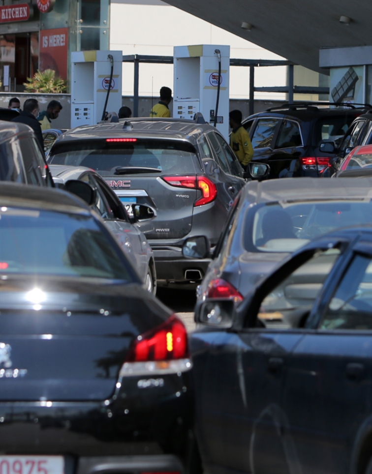 زحمة سير عند محطات المحروقات بسبب إشتداد أزمة البنزين وإنقطاع المادة