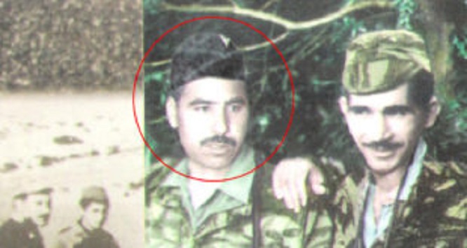 سي لخضر بورقعة أثناء حرب الاستقلال الجزائرية (على اليسار)