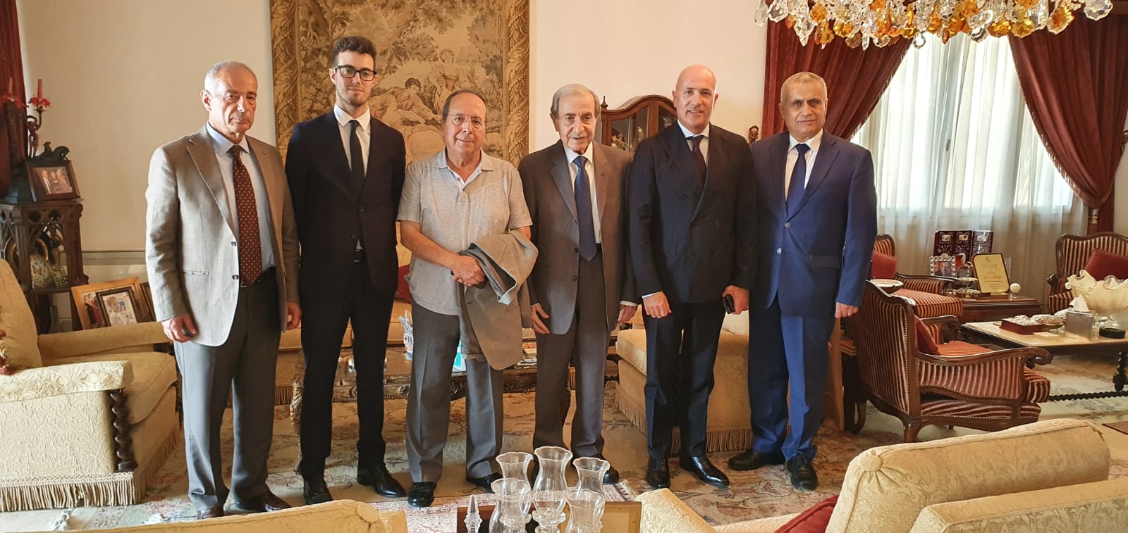 صورة، في دارة الخليل في بيروت، تجمع النائب انور الخليل، السفير الأرجنتيني السيد موريثو اليتشي ولجنة الصداقة البرلمانية بكامل أعضائها السادة النواب اللواء جميل السيد السيد جان طالوزيان والسيد ادغار طرابلسي