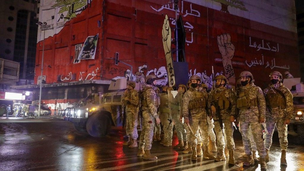 الجيش ينتشر في ساحة النور